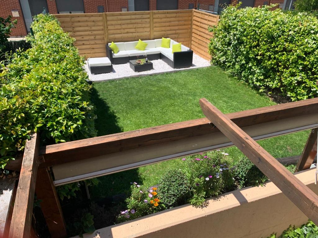 an overhead view of a garden with a bench and sidx sidx sidx sidx at KEY HOUSE in Laguardia