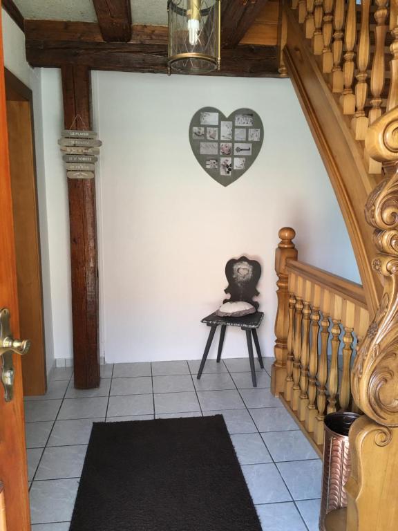 klatka schodowa ze stołem i sercem na ścianie w obiekcie Bienvenue en Alsace w mieście Huttenheim