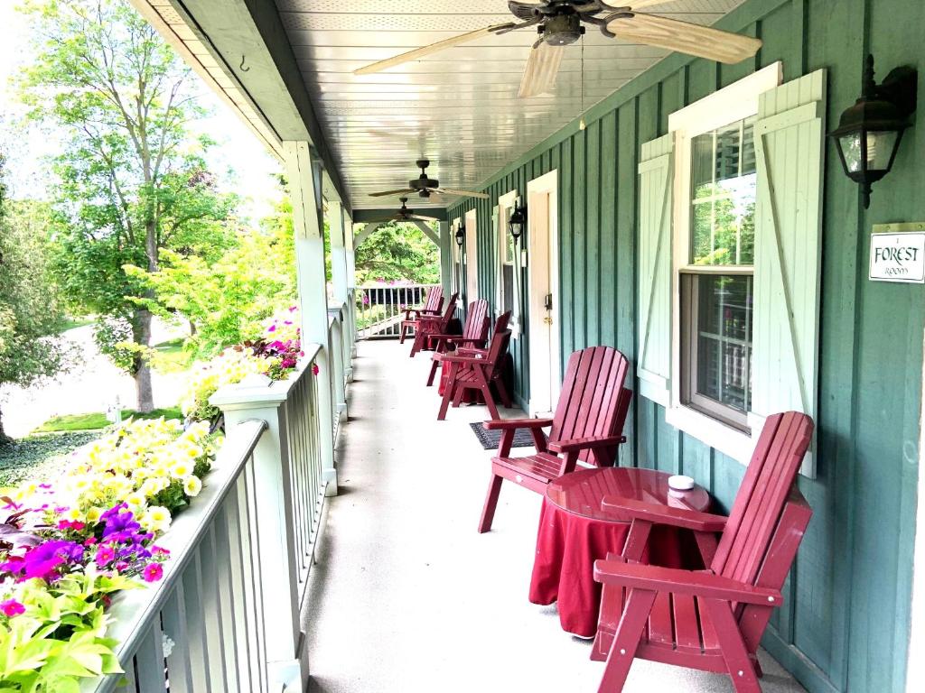 Uma varanda ou terraço em WeatherPine Inn