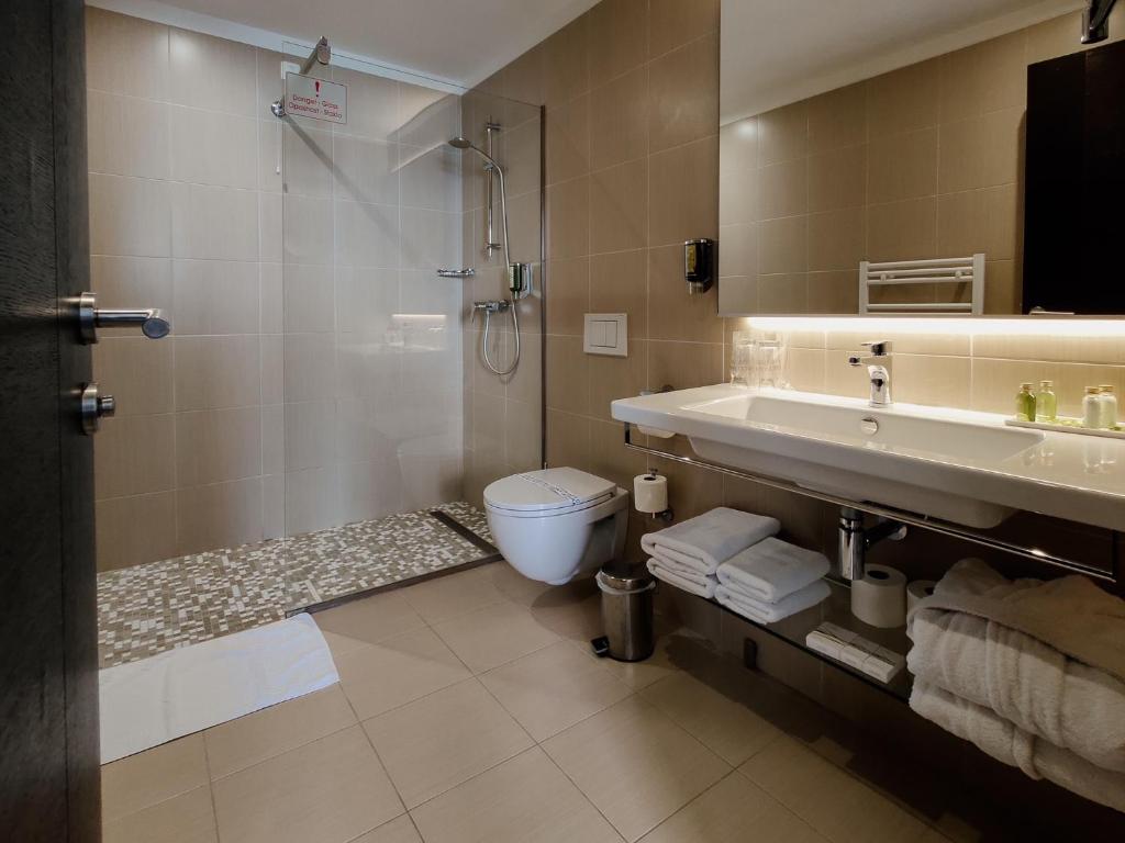 Koupelna v ubytování Hotel Pine