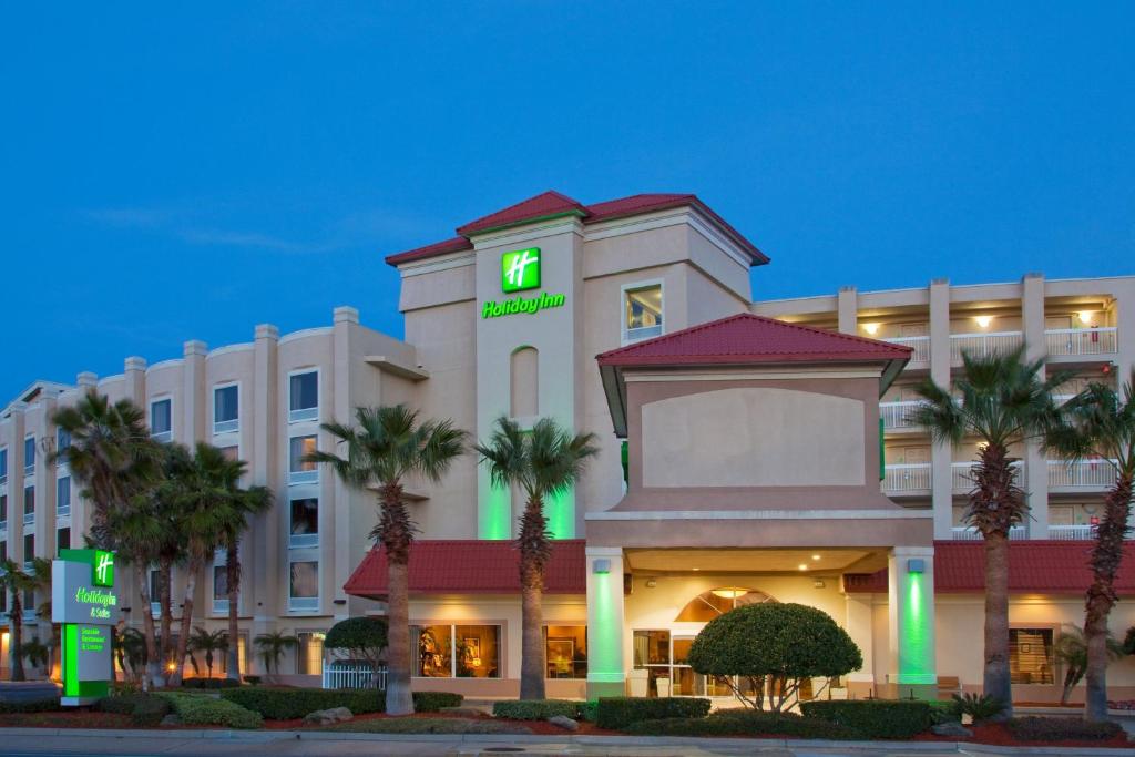 un hotel con un cartel en la parte delantera en Holiday Inn Hotel & Suites Daytona Beach On The Ocean, an IHG Hotel en Daytona Beach