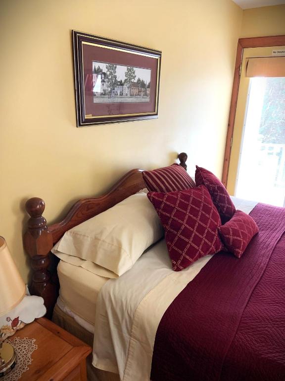 Uma cama ou camas num quarto em WeatherPine Inn