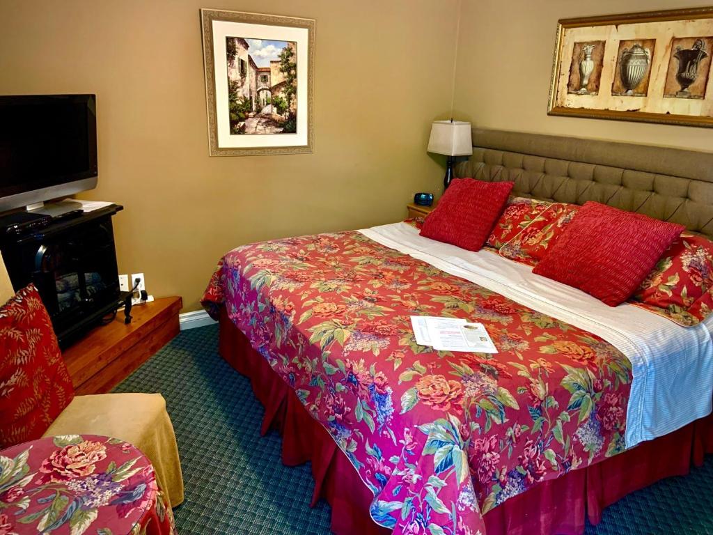 Uma cama ou camas num quarto em WeatherPine Inn