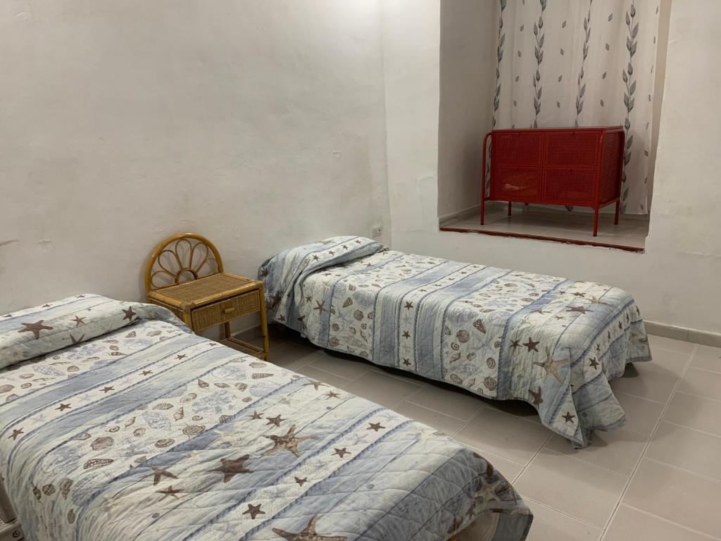 En eller flere senger på et rom på La Maddalena