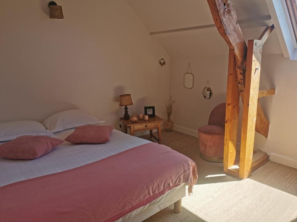 Łóżko lub łóżka w pokoju w obiekcie La P'tite Maison
