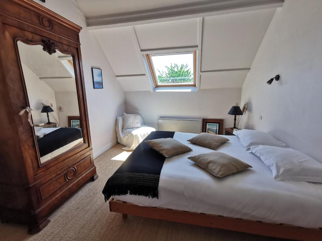 Łóżko lub łóżka w pokoju w obiekcie La P'tite Maison