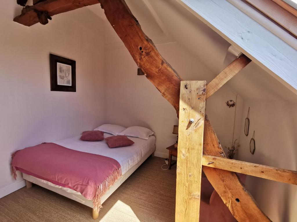 Łóżko lub łóżka w pokoju w obiekcie La P'tite Maison