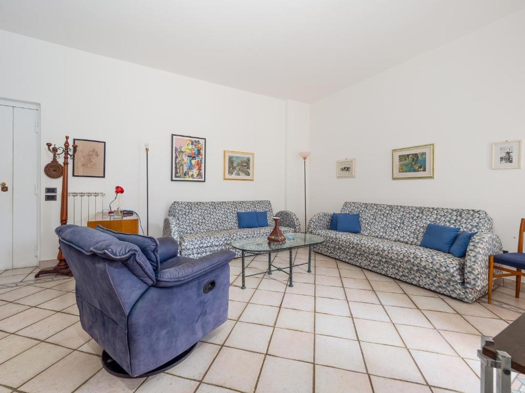 salon z 2 kanapami i stołem w obiekcie Marea Suite - De Vivo Realty Sorrento w Sorrento