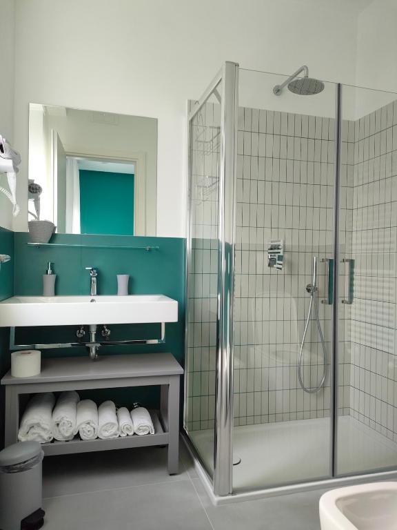 łazienka z przeszkloną kabiną prysznicową i umywalką w obiekcie Maison Nanà w Sorrento