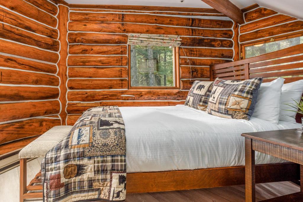 Postel nebo postele na pokoji v ubytování Cozy Tree & Ski House