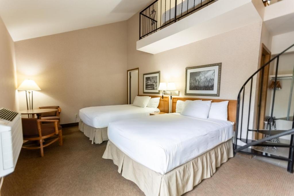Postel nebo postele na pokoji v ubytování RiverTree Inn & Suites