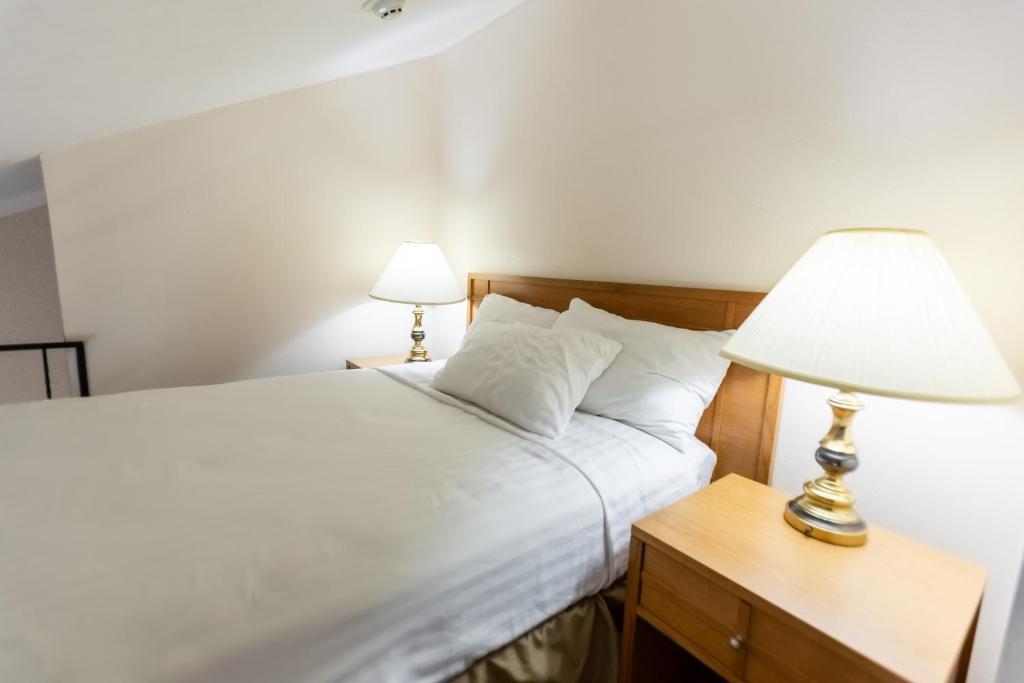 Postel nebo postele na pokoji v ubytování RiverTree Inn & Suites