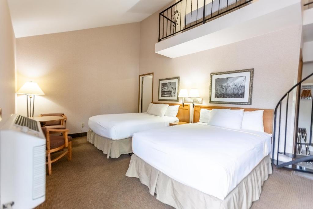 Postel nebo postele na pokoji v ubytování RiverTree Inn & Suites