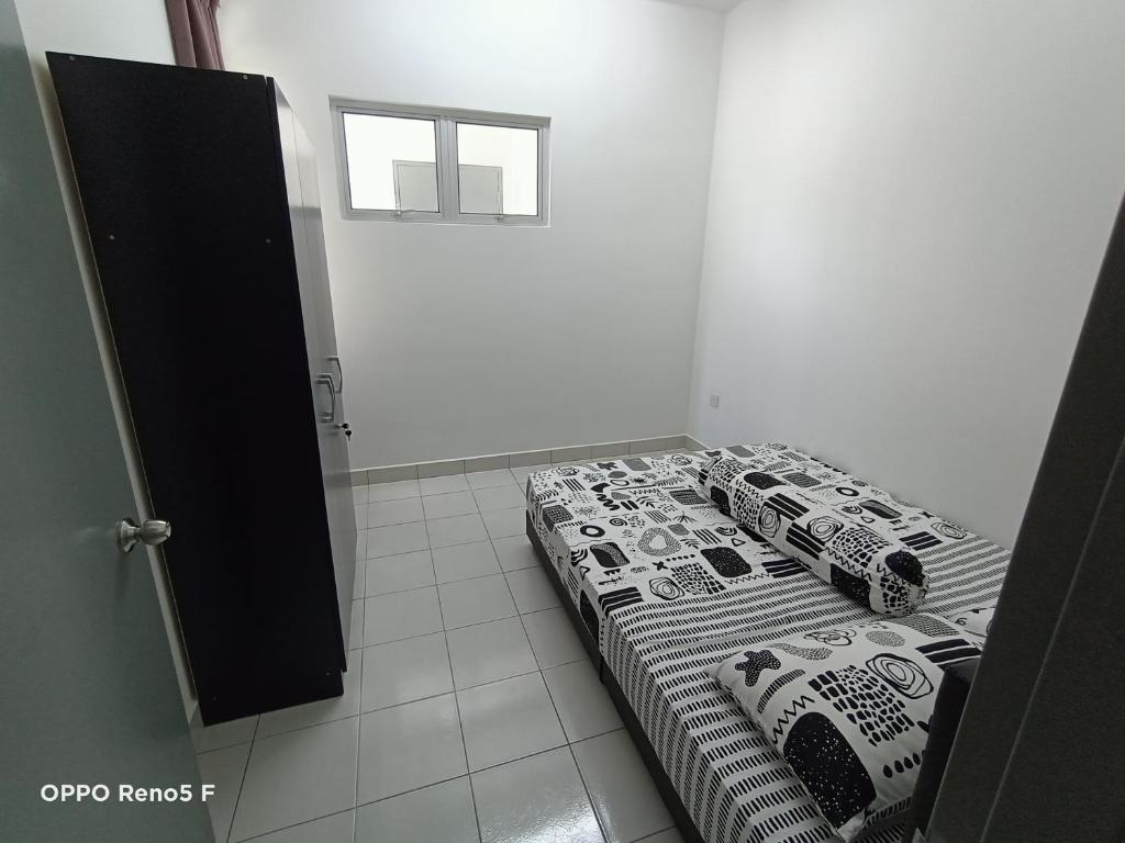 a bedroom with two twin beds in a room at JANNAH HOMESTAY in Putrajaya