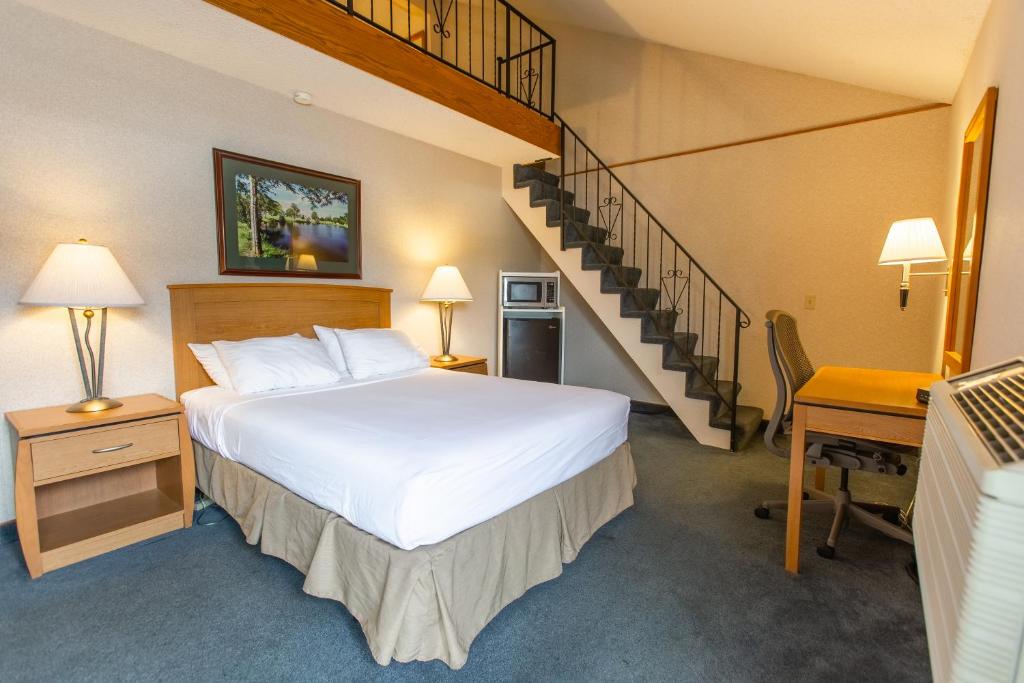 Postel nebo postele na pokoji v ubytování RiverTree Inn & Suites