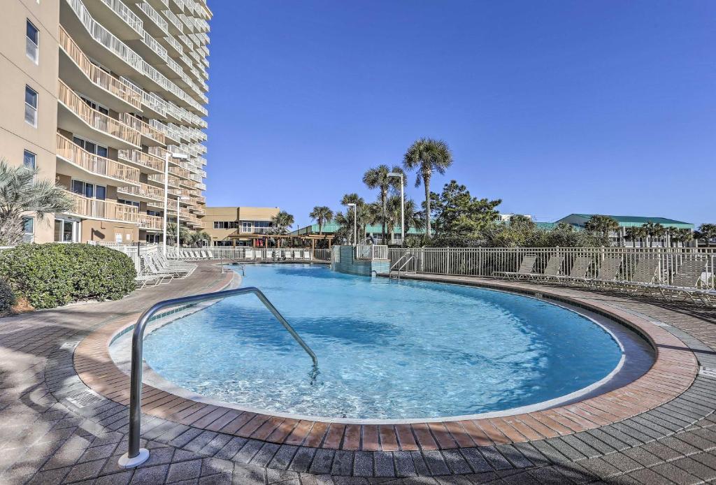 Bazén v ubytování High-Rise Destin Condo with Balcony and Pool View nebo v jeho okolí