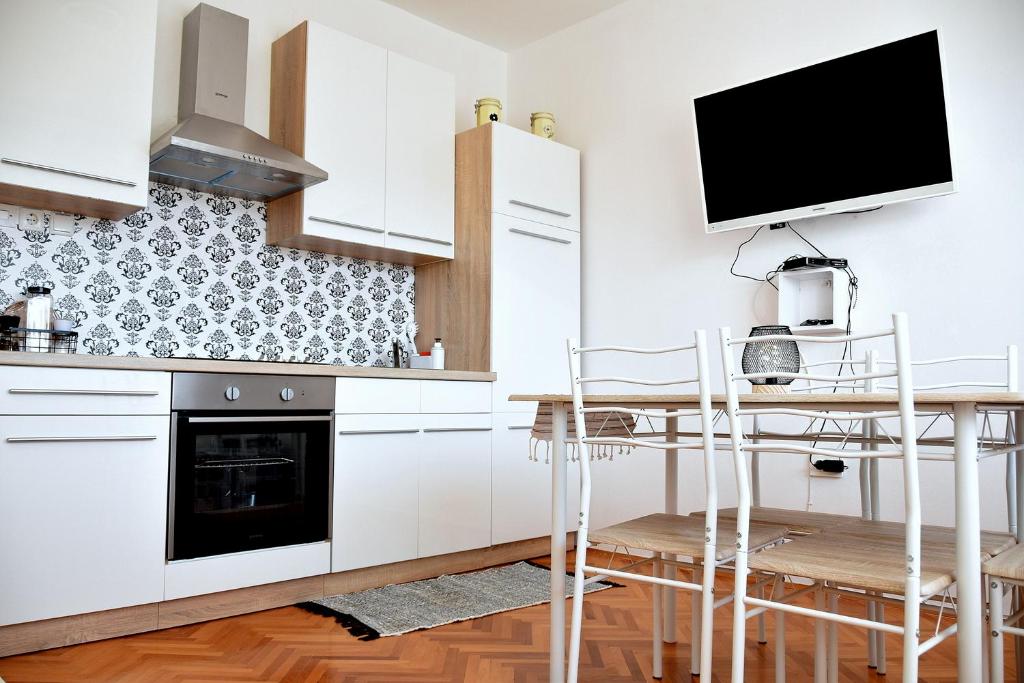 Kuchyňa alebo kuchynka v ubytovaní Apartments Viola Kampor