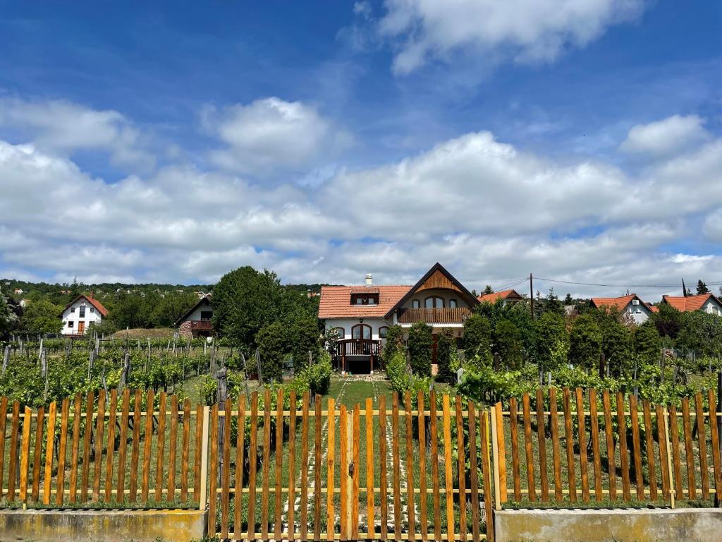 Budova, v ktorej sa dovolenkový dom nachádza