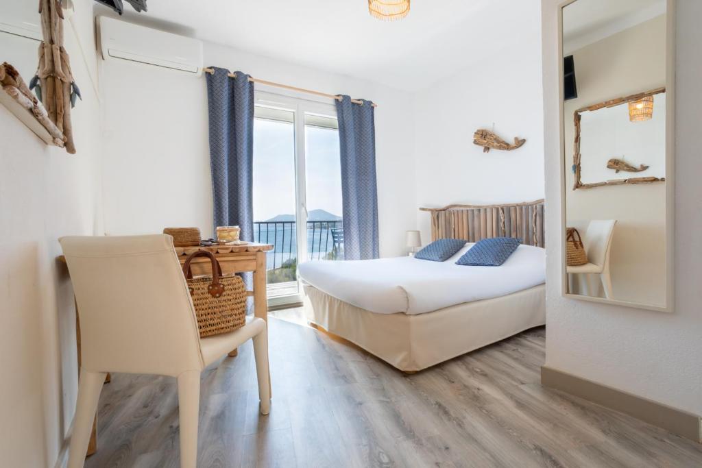Postel nebo postele na pokoji v ubytování Hôtel Almanarre Plage - Hôtel Eco-Responsable face à la mer