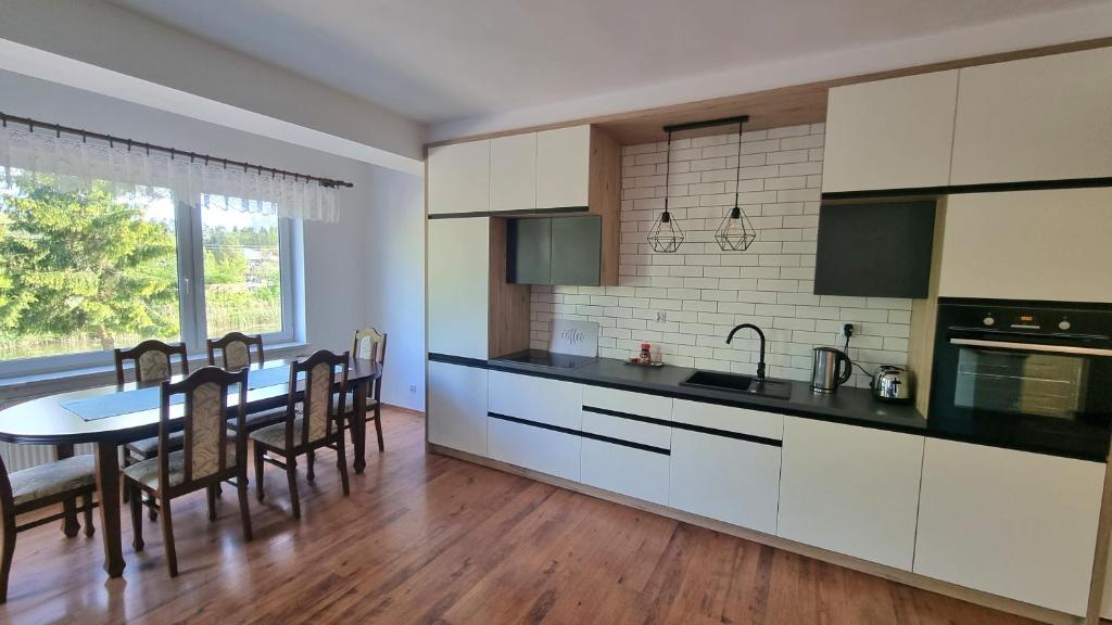 Kuchyňa alebo kuchynka v ubytovaní Apartament Riviera z widokiem na kanał Augustowski
