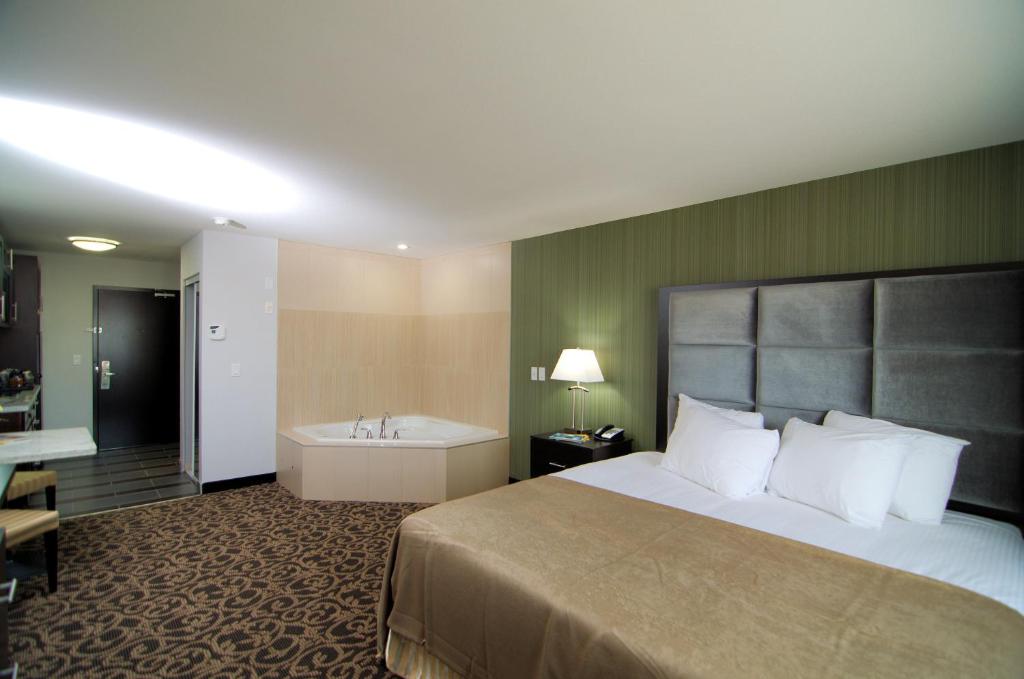 Postel nebo postele na pokoji v ubytování Paradise Inn and Suites Redwater