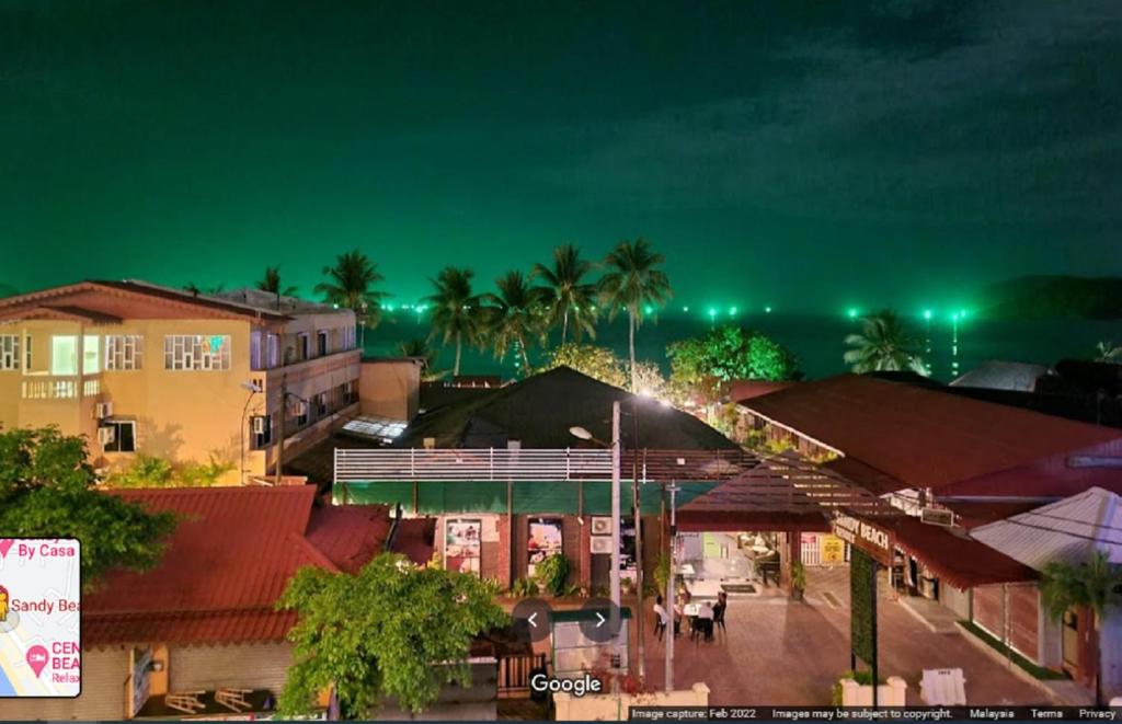 une vue de tête sur une ville la nuit dans l'établissement Sandy Beach Resort By Casa Loma, à Pantai Cenang
