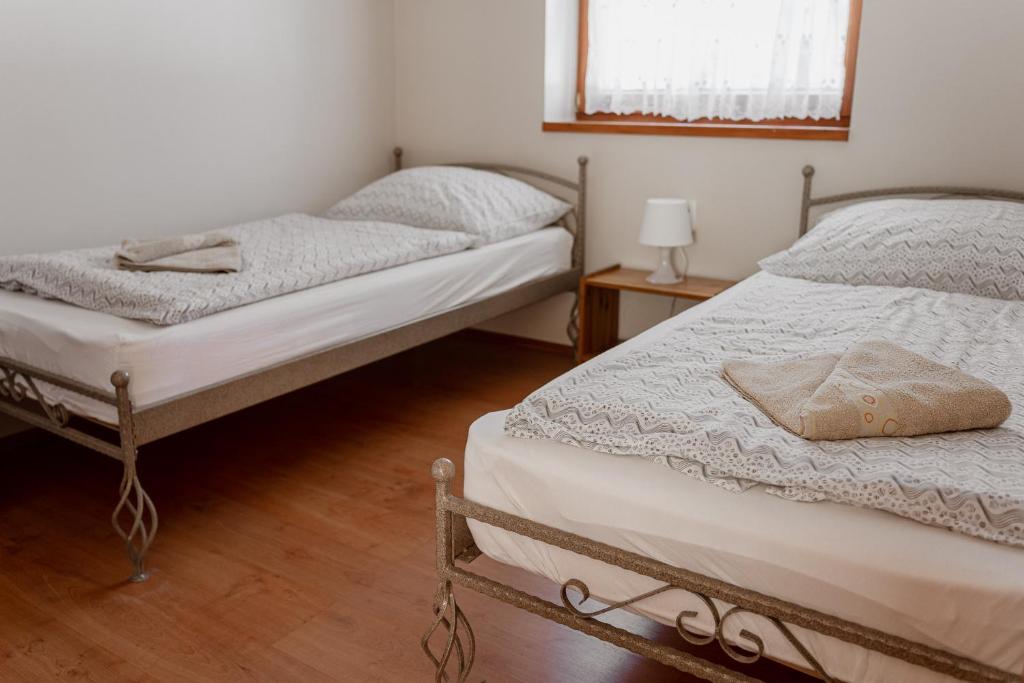 Postel nebo postele na pokoji v ubytování Kotyogó Apartmanok, Bogács