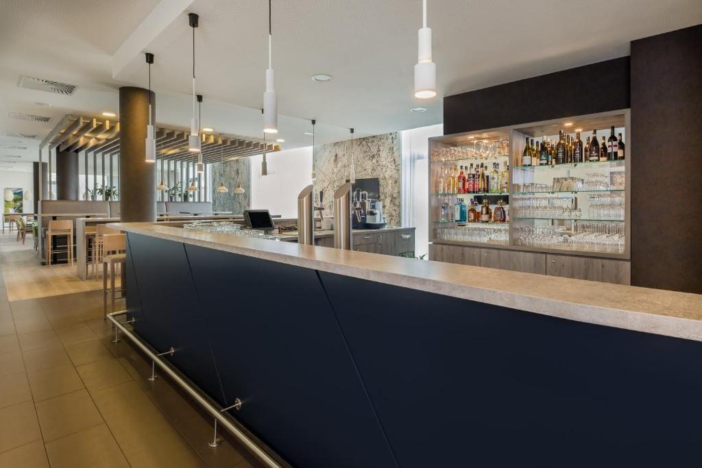 Lounge nebo bar v ubytování Holiday Inn Express Friedrichshafen by IHG
