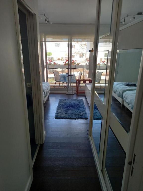 Parisian Sparkle Retreat - Double Room With Private Bathroom