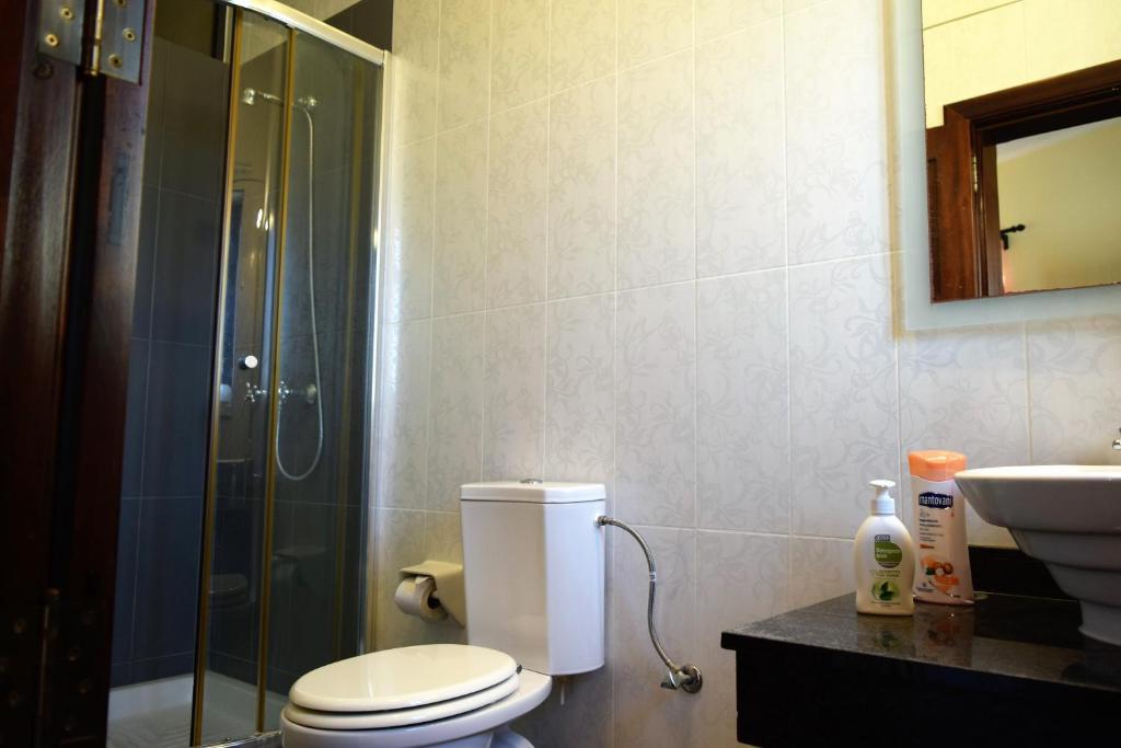 Bilik mandi di Gmiel in-Natura B&B
