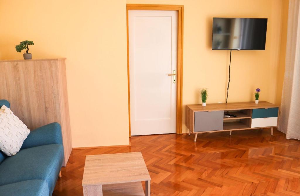 Televízia a/alebo spoločenská miestnosť v ubytovaní Jure Bili
