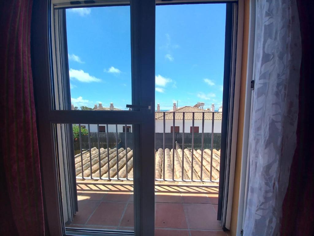 Balkón nebo terasa v ubytování Adosado con piscina y vistas al mar.