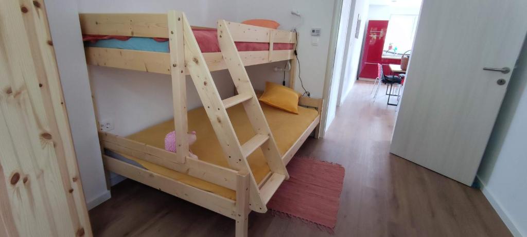 Palanda nebo palandy na pokoji v ubytování Apartment in an urban villa Kraljevica