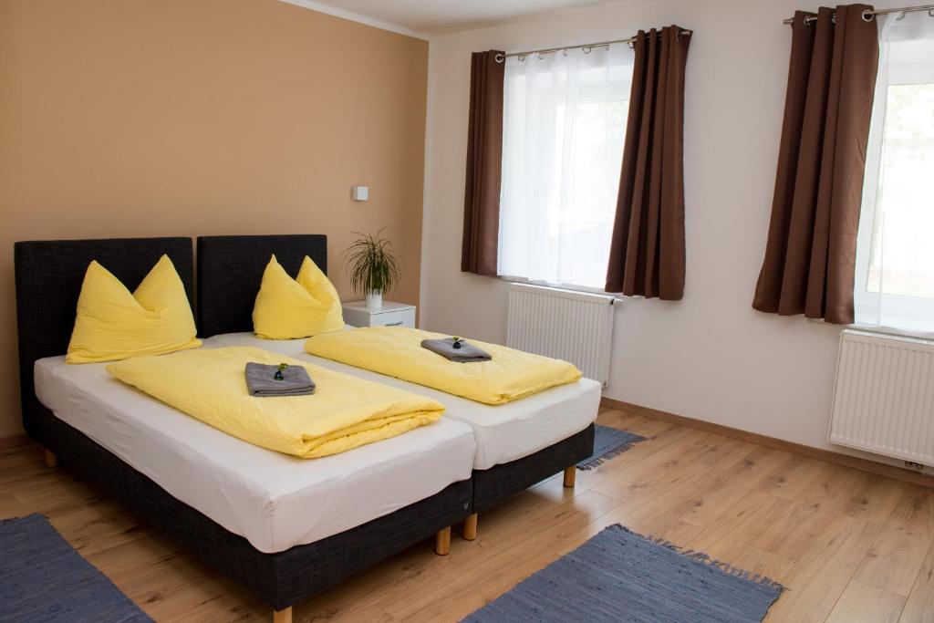 Postel nebo postele na pokoji v ubytování Ferienwohnungen und Zimmer Yassi