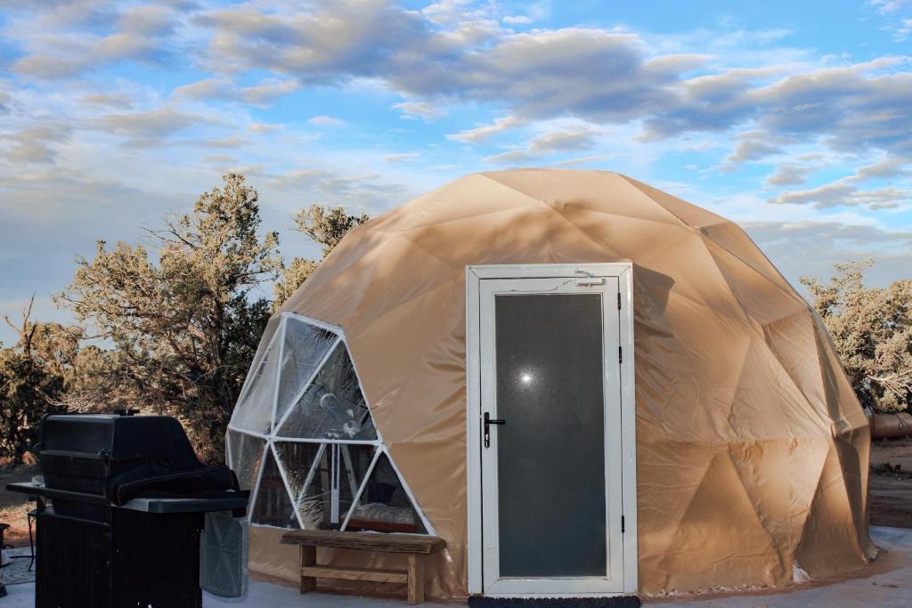 a large dome tent with a door in it at Star Garden Az in Valle