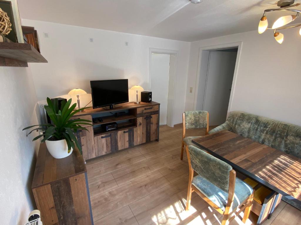 sala de estar con TV y mesa de comedor en Ferienwohnung Pintaske, en Stadt Wehlen