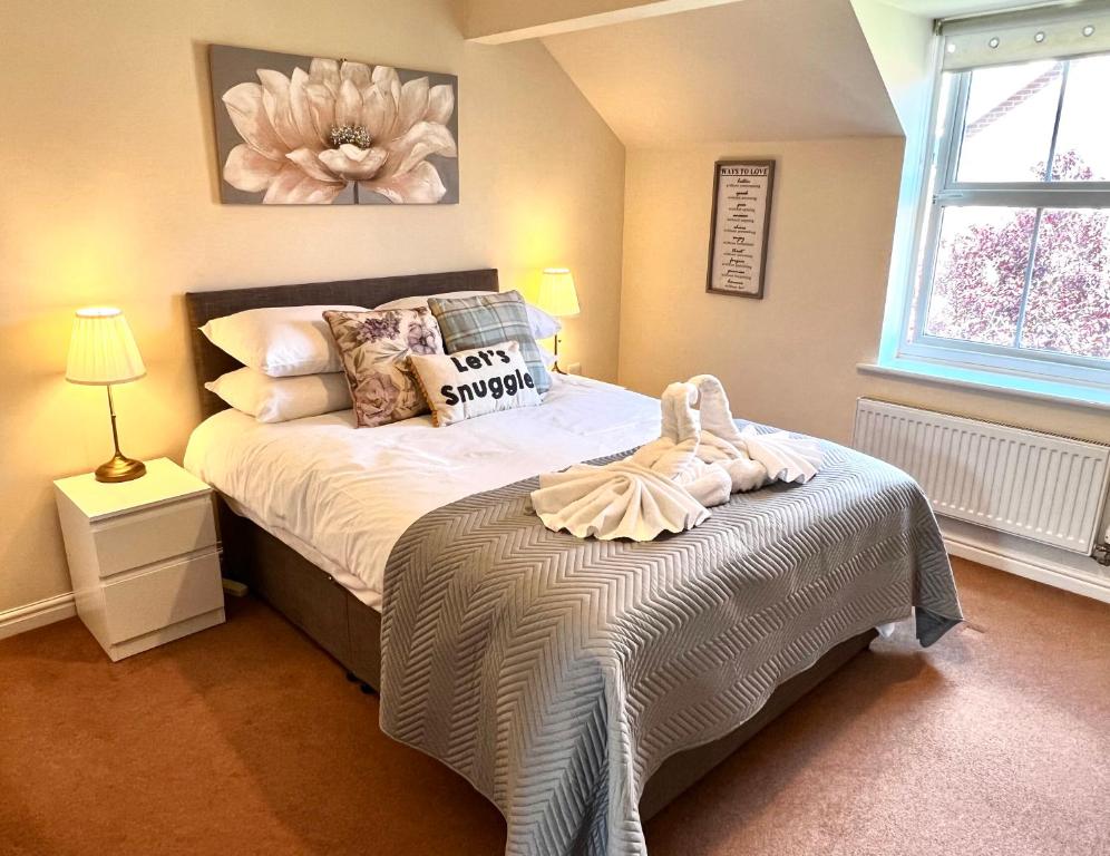 um quarto com uma cama com um cobertor em Beautiful 3-bedroom house, city centre, parking em Norwich