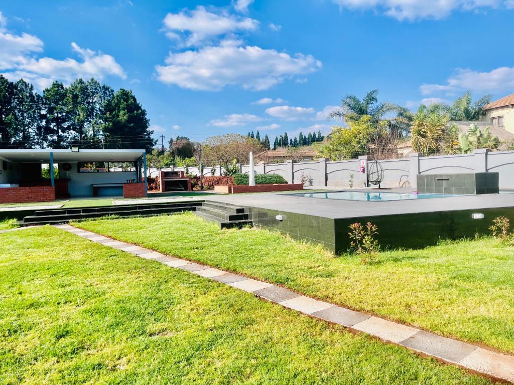 una casa con piscina en un patio en Mafini Villa, en Centurion