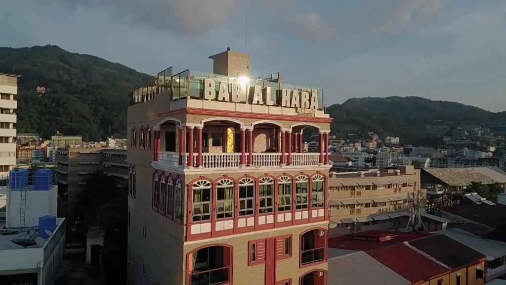 Un bâtiment avec les mots s'installe en haut dans l'établissement BAB ALHARA HOTEL, à Patong Beach