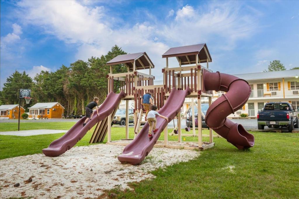 Ein Kinderspielbereich in der Unterkunft Beach Bum West-O Motel