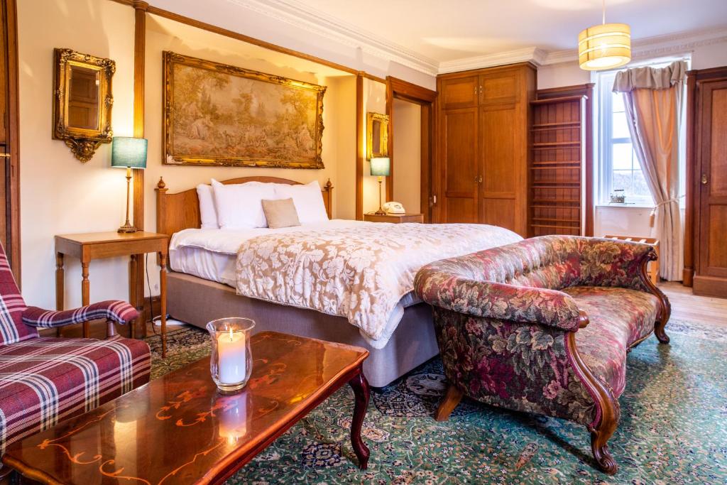 Postel nebo postele na pokoji v ubytování Dalmunzie Castle Hotel