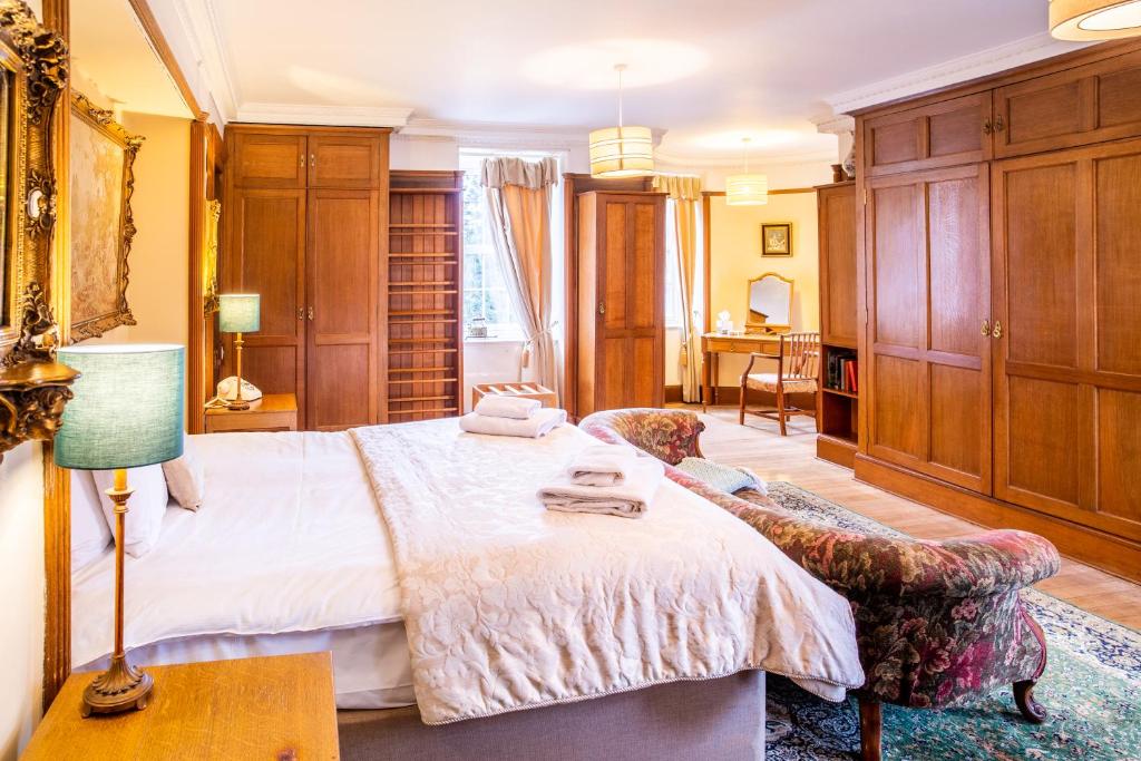 Postel nebo postele na pokoji v ubytování Dalmunzie Castle Hotel