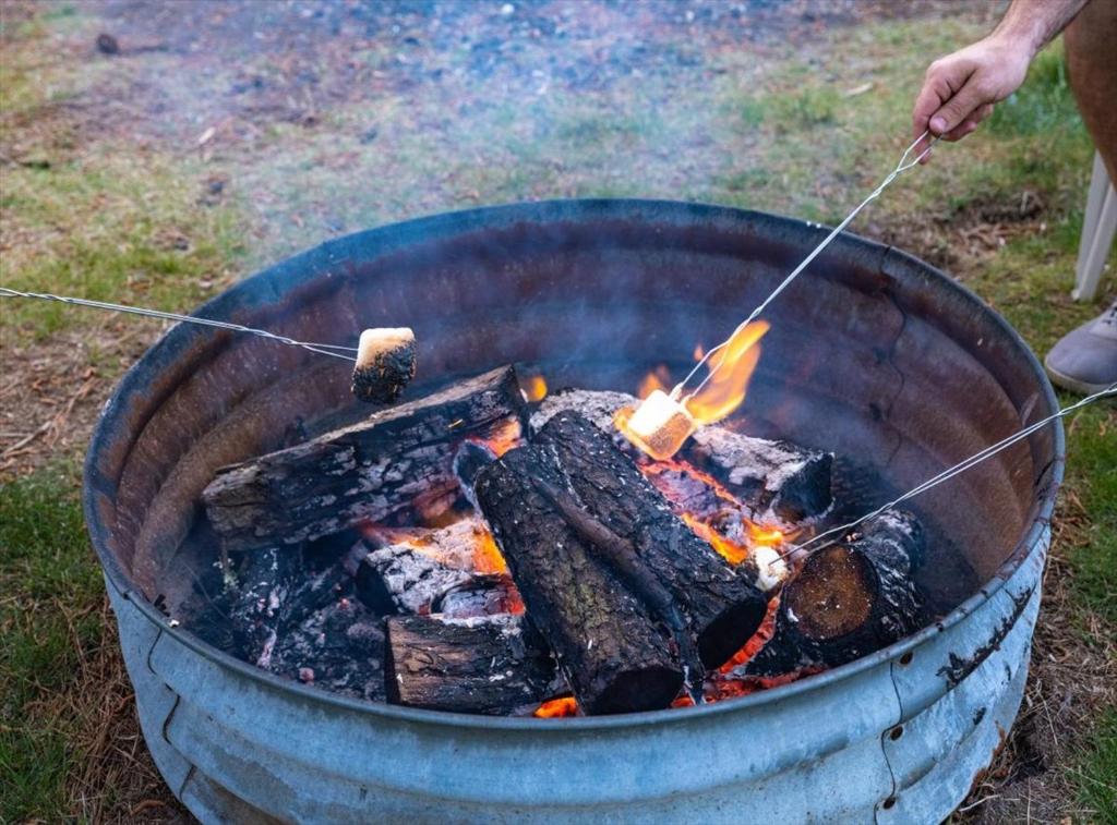 Ein für Gäste verfügbarer Grill im Motel