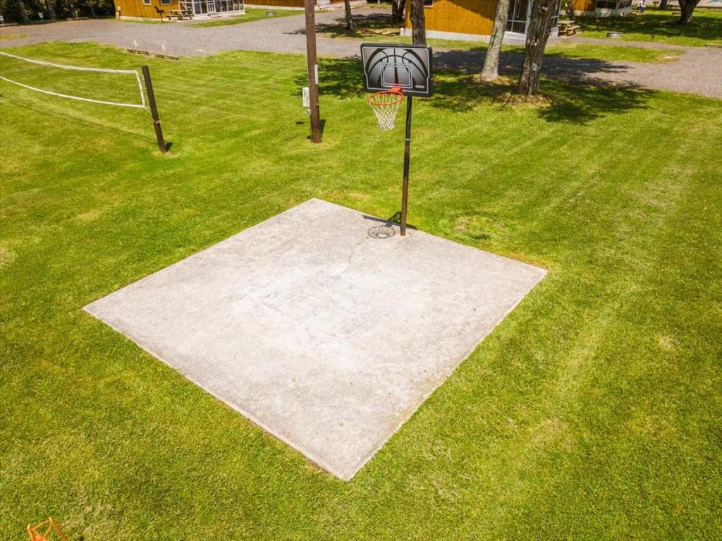 Ein Garten an der Unterkunft Beach Bum West-O Motel