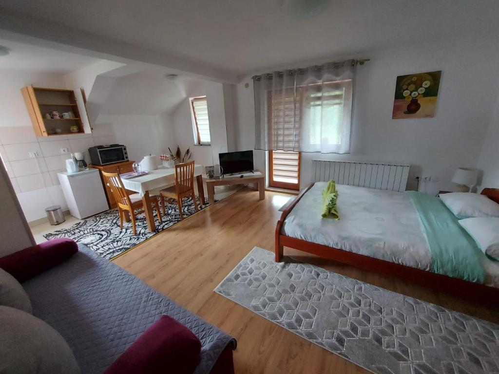 Un pat sau paturi într-o cameră la Apartments & Rooms Ramljak