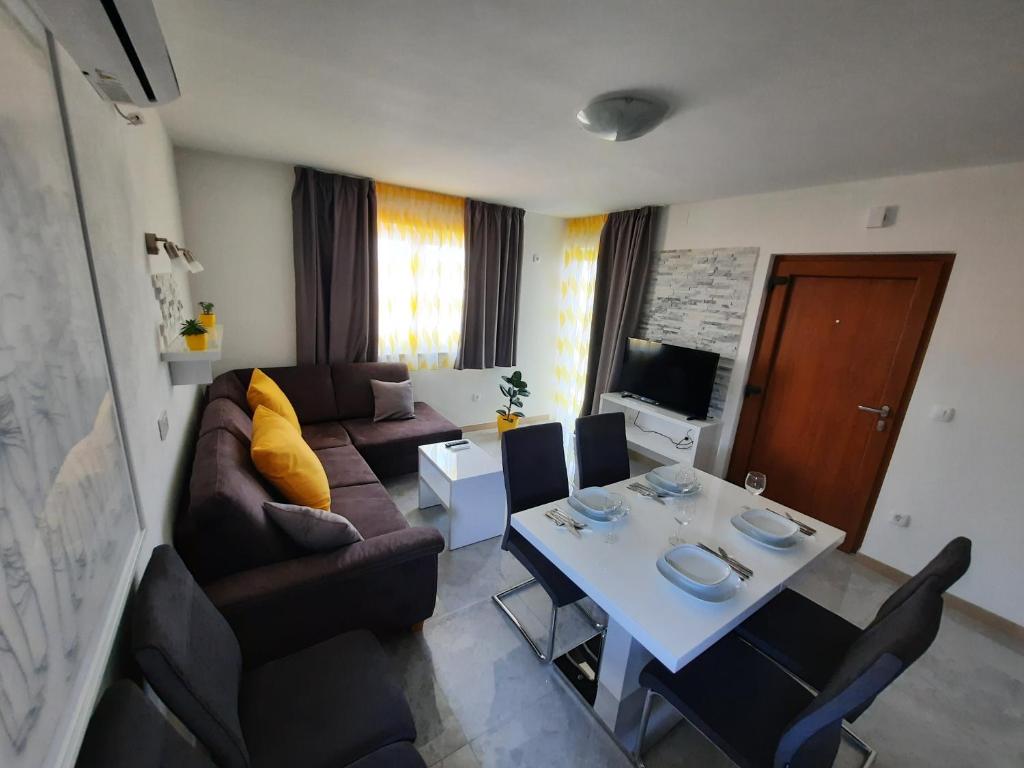 Apartmani Scripea في Škrip: غرفة معيشة مع أريكة وطاولة
