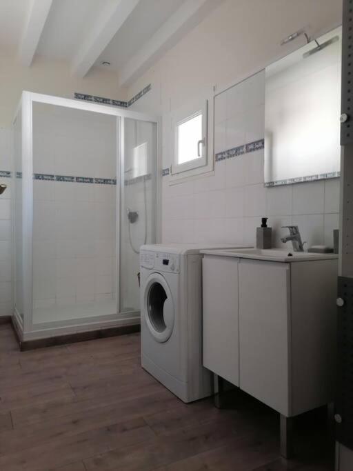 a kitchen with a washing machine and a sink at T3 Linxe océan et nature in Linxe