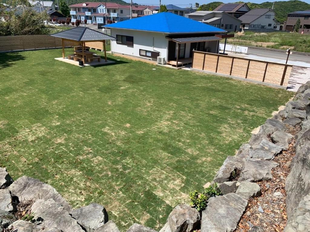 a yard with a large lawn with a stone wall at Takeshima - Vacation STAY 61918v in Naruto