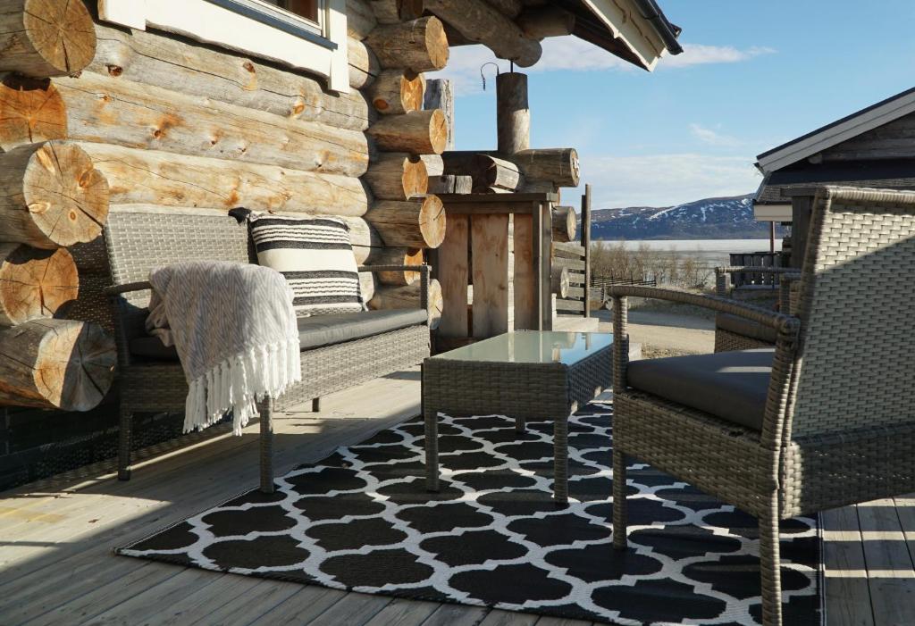 een terras met stoelen en een tafel bij Äijän mökki in Kilpisjärvi