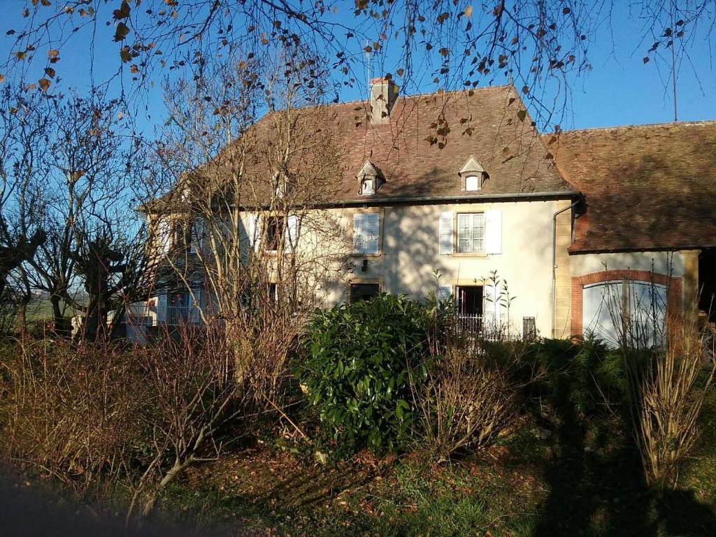 Casa blanca con techo marrón en propriété familiale MERLE proche PARAY LE MONIAL en Vauban